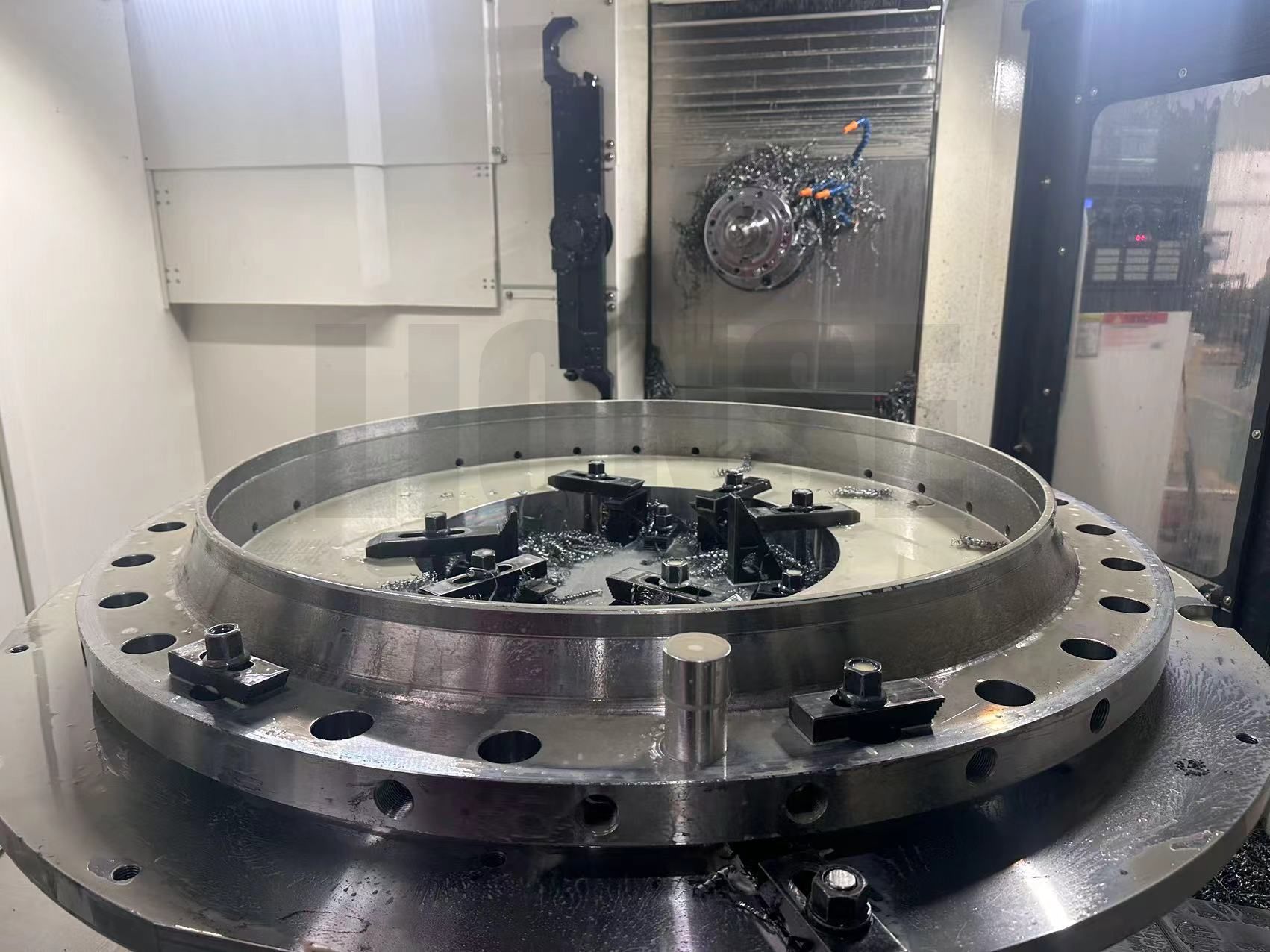 ကြီးမားသောအချင်းအနားပေသည်တူးသည့်အခါအပေါက်ဒေါင်လိုက်မည်သို့သေချာအောင်လုပ်ရမည်နည်း။