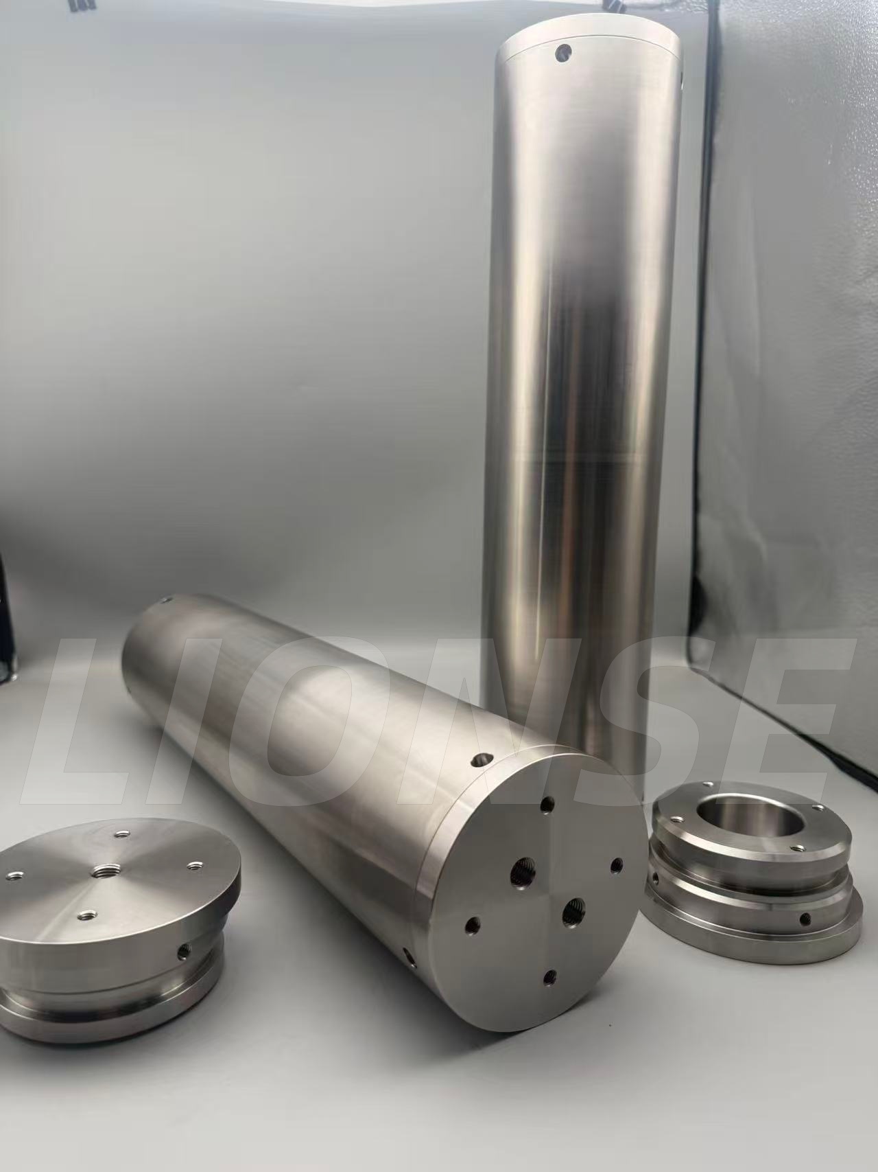 ရေနက်ရှာဖွေရေးတွင် အသုံးပြုသည့် အလုံပိတ်အခန်း၏ အပြင်ဘက်အခွံအတွက် တိုက်တေနီယမ်အလွိုင်းအစား သံမဏိကို အဘယ်ကြောင့်ရွေးချယ်ကြသနည်း။