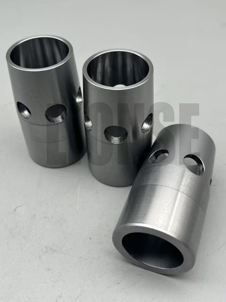 စိတ်ကြိုက် CNC စက်ဖြင့်ပြုလုပ်ထားသော Stainless Steel Sleeve Bushing သည် Radial Holes များဖြစ်သည်။